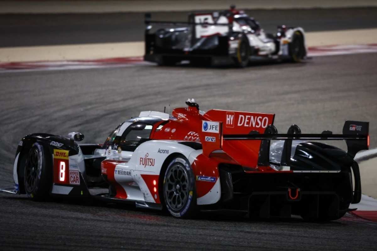 Einer der beiden Toyota GR010 Hybrid von hinten