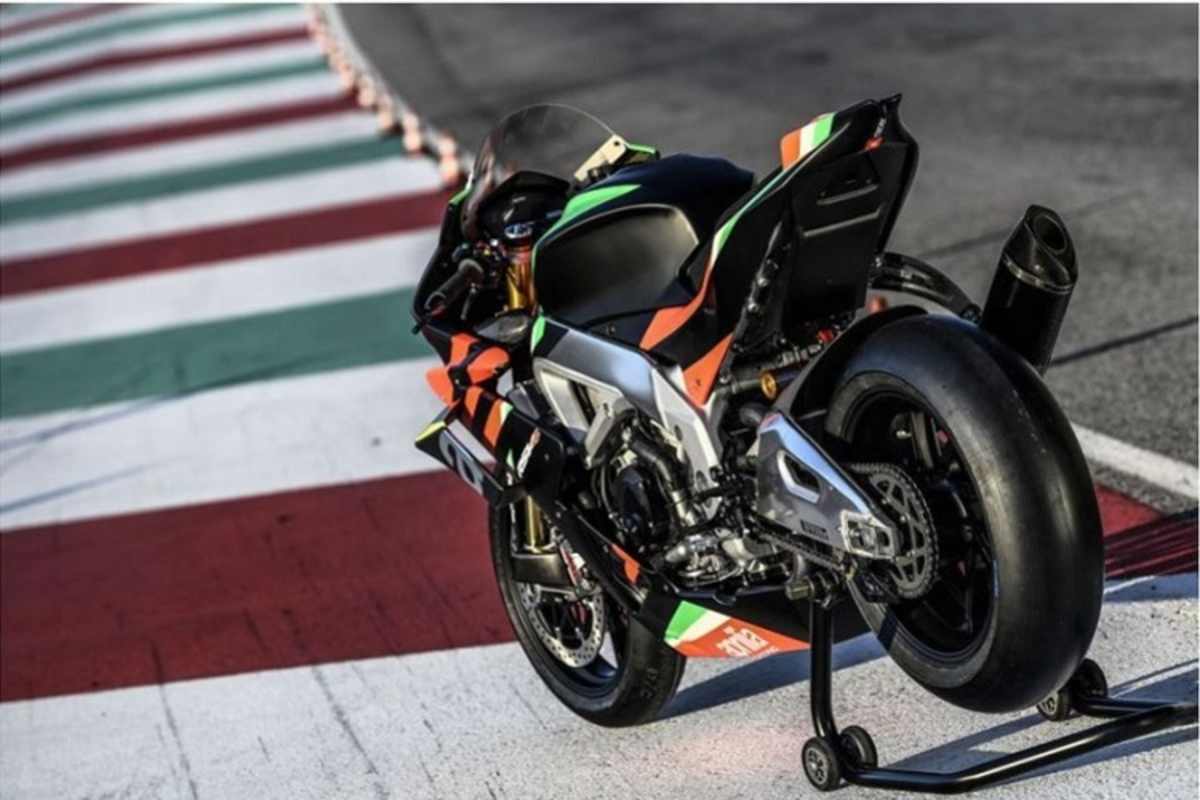 Serienmässig: Slicks von Pirelli, Auspuff von Akrapovoc