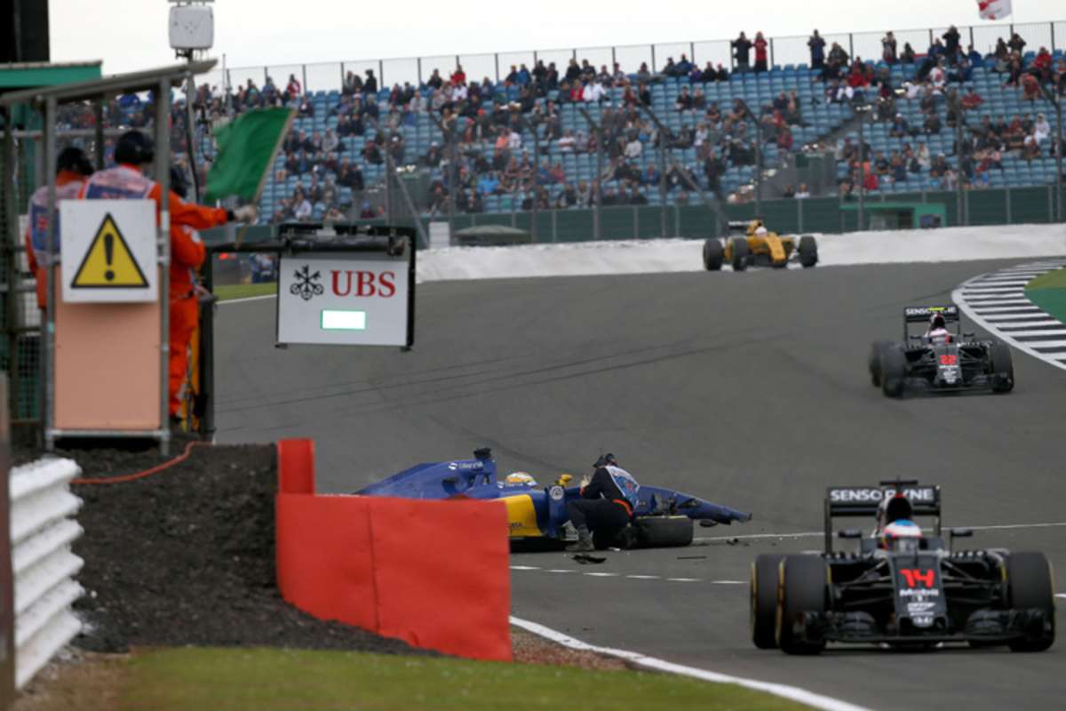 Der erste Streckenposten ist am Wagen des Schweden