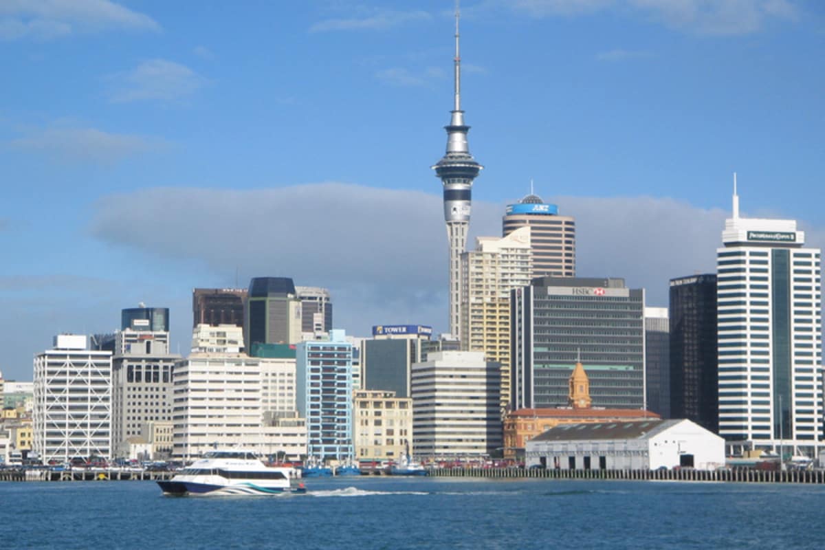 Martin Smolinski will von der Plattform des Sky Towers springen