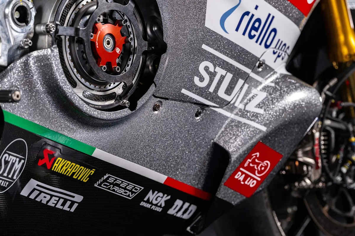 Die Ducati V4R im Design der 1972er 750-Imola-Desmo