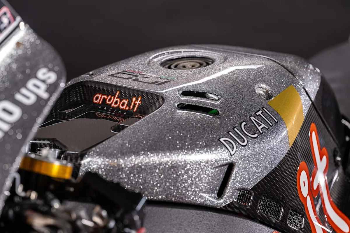 Die Ducati V4R im Design der 1972er 750-Imola-Desmo