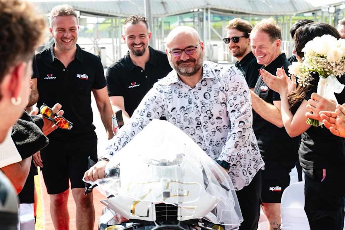 Technik-Chef Sterlacchini übergibt die Braut an Bezzecchi