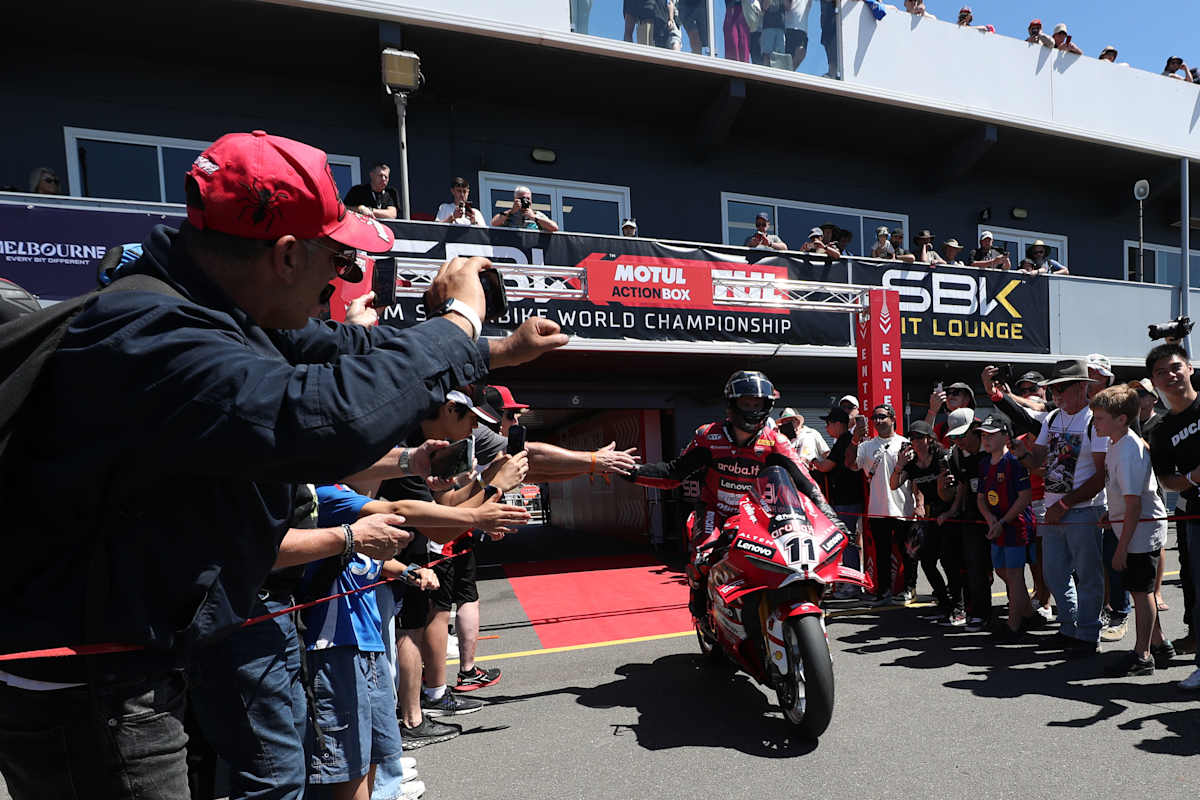 Nicolò Bulega gewinnt Lauf 1