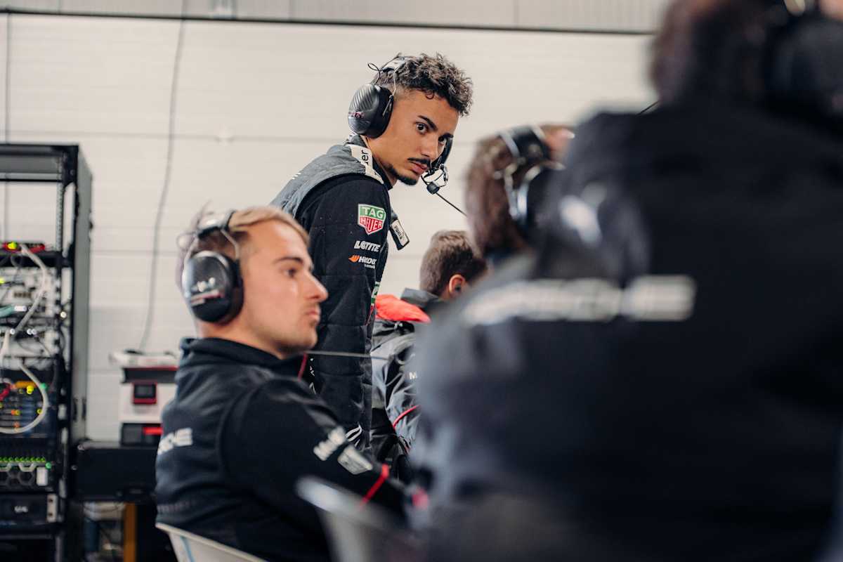 Nico Müller und Pascal Wehrlein im Austausch mit den Ingenieuren