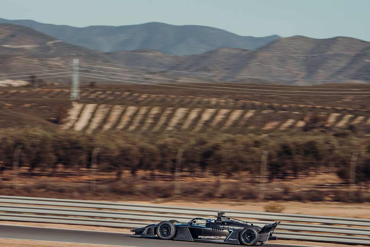 Der neue Formel E Porsche beim Test in Almería