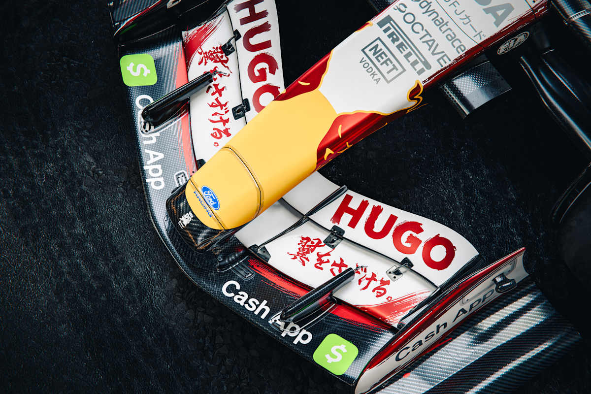 Auh auf der Fahrzeugnase sind die roten Akzente zu sehen