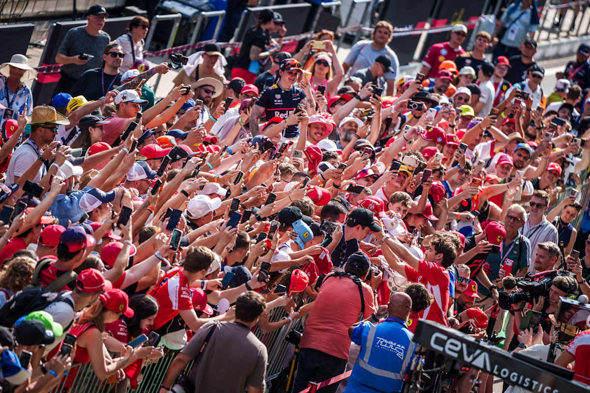 Ferrari-Star Charles Leclerc verteilte fleissig Autogramme