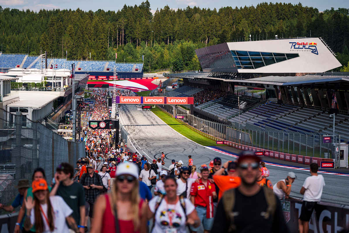 Viele Formel-1-Fans nutzten die Chance, die Boxengasse zu Fuss zu erkunden