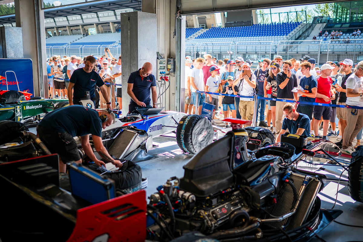 Beim Pit-Lane-Walk wurde den Fans ein Blick hinter die Kulissen gewährt