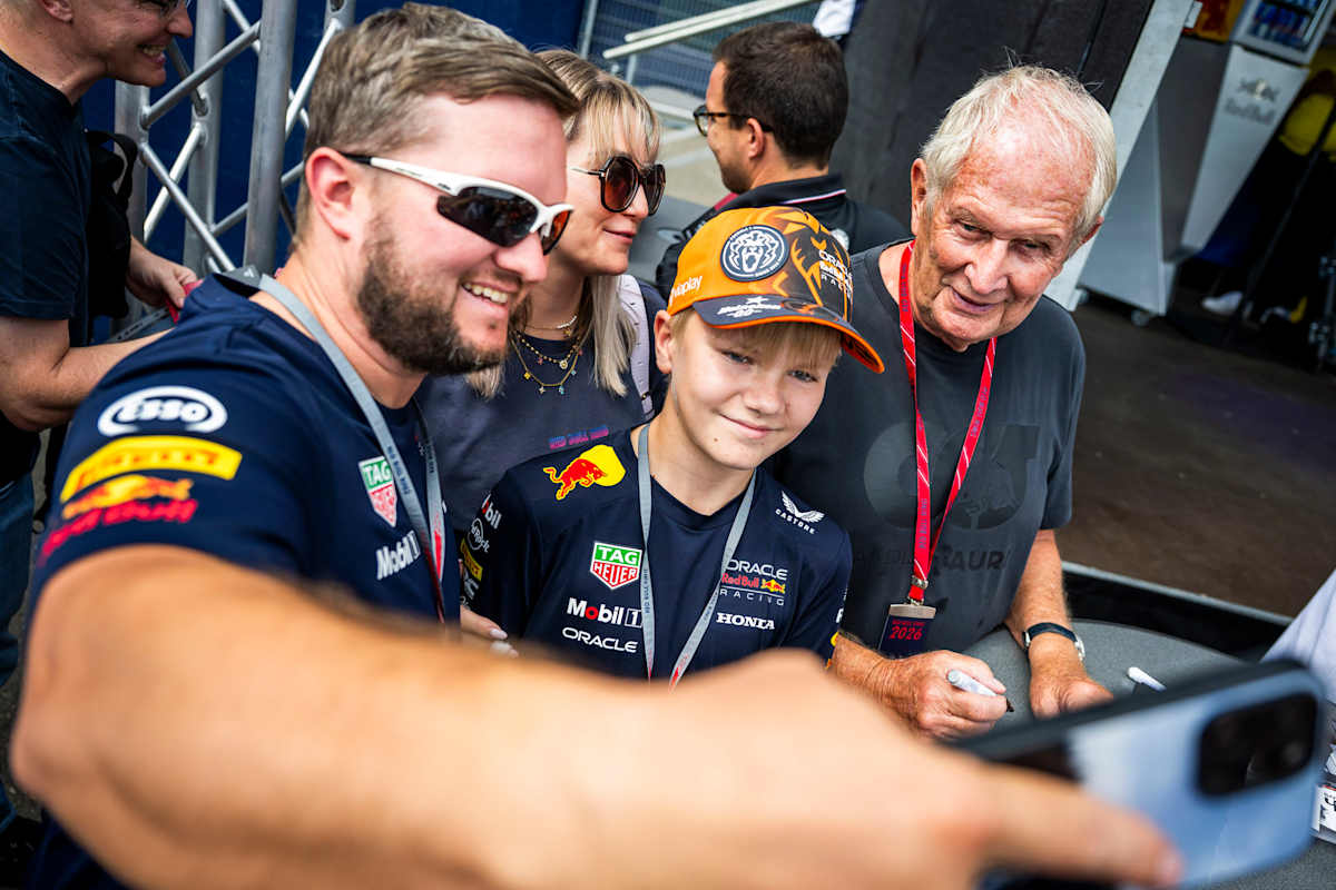 Ein Publikumsmagnet war Dr. Helmut Marko, der fleissig Autogramme verteilte