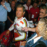 Giacomo Agostini belagert von Presse und Fans