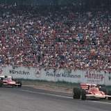 Die Fans sind hin und weg: Jochen Rindt vor Jacky Ickx