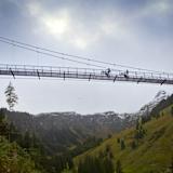 Raga und Lampkin auf der Hängebrücke im «Teufelswasser»