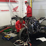 Bislang wird an Linortners Bike (re.) nichts repariert