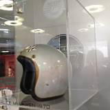 Der ausgestellte Helm von Bruce McLaren