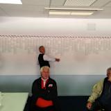 Kollege Pugmeister vor der allwissenden Infotafel