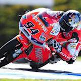 Jubel im Team Mapfre Aspar: Jonas Folger wird im Parc Fermé empfangen