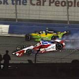 Justin Wilson und Tristan Vautier kollidieren in Kurve 2 in Fontana