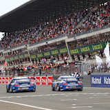 Die Zieldurchfahrt des GT2-Siegers (links) von Lieb/Lietz/Henzler