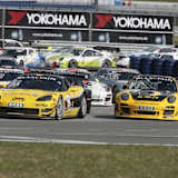 40 Autos von 13 Herstellern in der ersten Kurve in Oschersleben