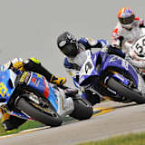 Blake Young vor Joshua Hayes und Jake Zemke