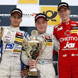 Podest nach Rennen 1: Wehrlein, Rosenqvist, Marciello (von links)