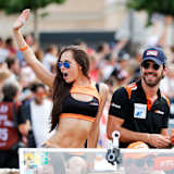 Unterschiedliche Uniformen im G-Drive-Lager während der Fahrerparade im Vorfeld der 24h von Le Mans: Jean-Eric Vergne (re.) trägt ein Poloshirt