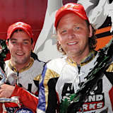 Daniel Sayle (li.) mit Klaus Klaffenböck nach ihrem ersten TT-Sieg 2010