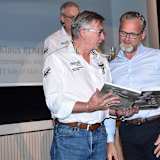 Seitenwagen-Weltmeister Klaus Klaffenböck warf einen interessierten Blick ins Nachschlagewerk