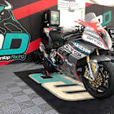 Die gesamte Boxenausrüstung von Michael Dunlop steht zum Verkauf