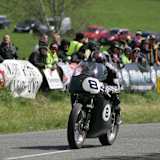 Auf seiner BSA Rocket 3 gewinnt Guy Martin beim Tandragee 100
