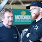 Kevin Bolliger (rechts neben Vater Hanspeter) wurde bei der Fahrersuche fündig