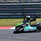 Nigel Walraven ist hilflos unter der Kawasaki gefangen