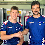 Eduardo Salvador Vera heißt Julian Mayer (li.) im Team willkommen