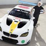 John Baldessari neben dem 19. Art Car (BMW M6 GTLM)