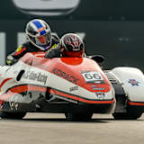 Mike Roscher und Anna Burkard auf ihrer BMW