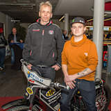 Robert Lienemann (l.) und Marcel Limberger (r.) freuen sich über Neuzugang Grzegorz Zengota