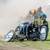 Vorne Markus Venus und Markus Heiß, dahinter Staub ohne Ende