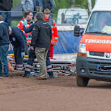 Wenn der Krankenwagen auf die Bahn kommt, herrscht meist Stille auf den Rängen
