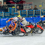 Ab in die Strohballen rauschten (v.l.) Simon Reitsma, Sebastian Gegenbauer und Jo Saetre