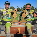 Raphael San Millan (l.) und Benedikt Zapf strahlten nach ihrem Sieg in Haunstetten