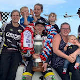 Der vierfache British-Masters-Sieger James Shanes umringt von seiner Familie