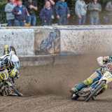 Kurz nach der Berührung mit Chris Harris (r). kam James Shanes im Finale von Eenrum zu Sturz