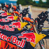 Die Red Bull KTM-Werksmotorräder stehen bereit