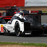 Der Porsche 919 Hybrid von Romain Dumas, Neel Jani, Marc Lieb ist aktuell der Sieger von Silverstone. Im Hintergrund: Der disqualifizierte Audi R18