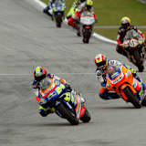 Toni Elias führt 2003 das Rennen in Sepang an und gewinnt