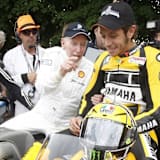 Die 2017 verstorbene Motorsportlegende John Surtees mit Valentino Rossi in Goodwood