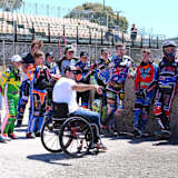 Leigh Adams (im Rollstuhl) mit den australischen Talenten