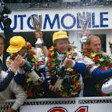 Derek Bell (Mitte mit Mütze) bei seinem Le-Mans-Sieg 1986 an der Seite von Hans-Joachim Stuck (li.) und Al Holbert